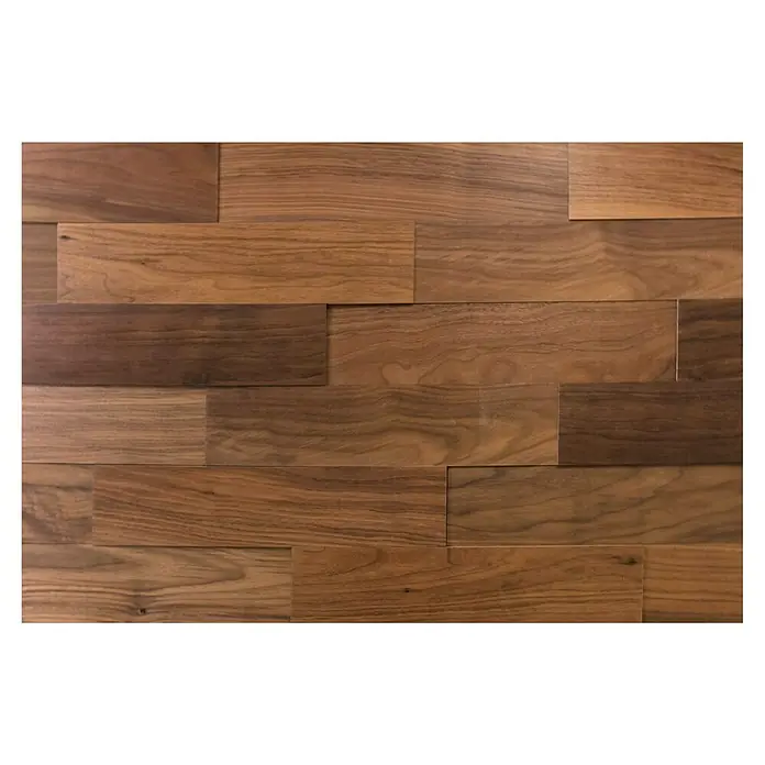 Wodewa Holzriemchen 400 Nussbaum - 400 x 80 mm, Stärke: 2 mm - 6 mm, 32 Stk., 1 m², Verklebung, UV-geölt - Detailaufnahme einer Wandverkleidung aus horizontal angeordneten Holzpaneelen mit variierenden Farbtönen und Maserungen.