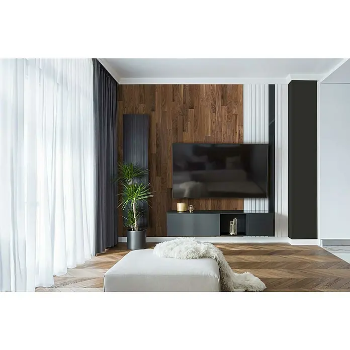 Wodewa Holzriemchen 1000 Nussbaum - 1.000 x 100 mm, Stärke: 3 mm - 6 mm, 10 Stk., 1 m², Selbsklebend - Wohnzimmer mit modernem TV-Gerät, Holzpaneelen und stilvollem Interieur. Gemütliche Atmosphäre durch Vorhänge und Pflanze.