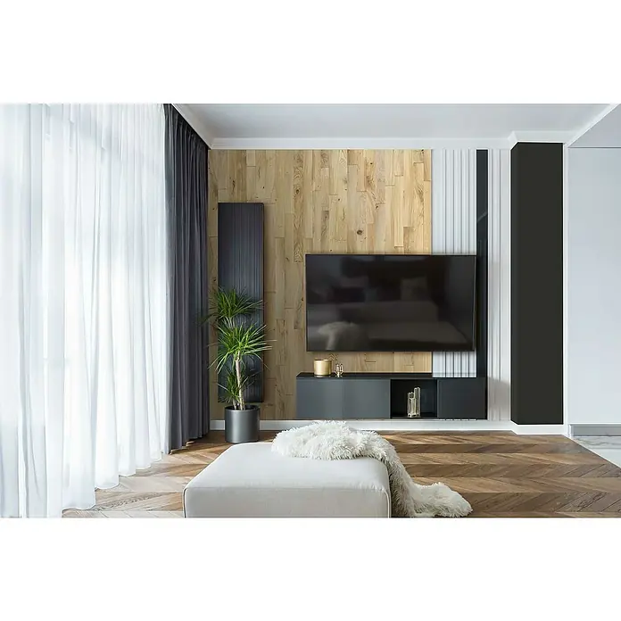 Wodewa Holzriemchen 1000 Eiche rustikal - 1.000 x 100 mm, Stärke: 3 mm - 6 mm, Selbsklebend, Strukturiert unbehandelt - Wohnzimmer mit Holzpaneelwand und modernem TV-Möbel, ergänzt durch stilvolle Dekoration und einen bequemen Sitzwürfel mit Fellüberwurf.