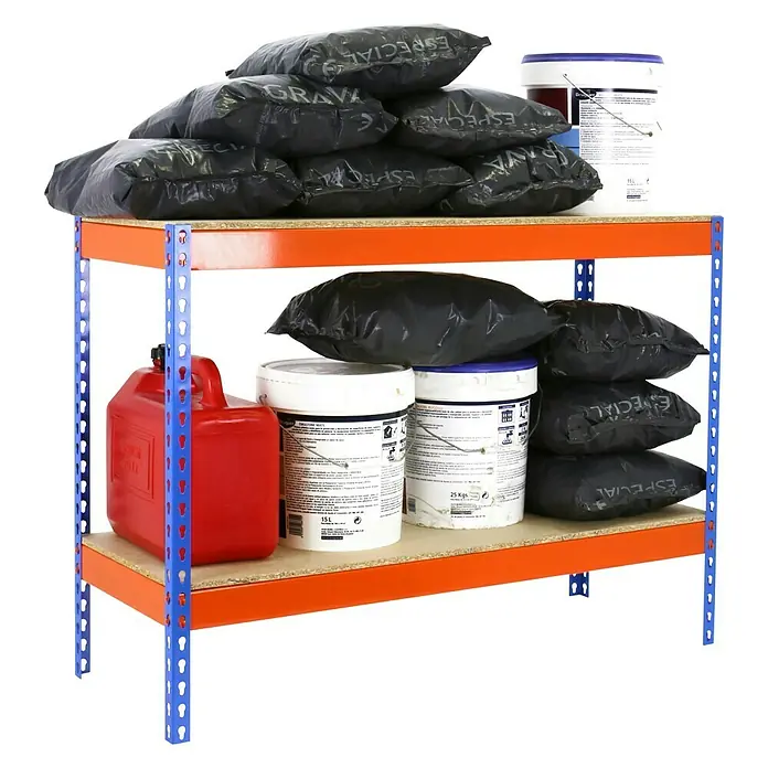 Simonrack Simonforte Schwerlastregal Simonforte Chipboard - H x B x T: 90 x 120 x 60 cm, Traglast pro Boden: 600 kg, Anzahl Böden: 2 Stk., Stecken, Blau/Orange - Regal mit Baustoffen: Sand, Farbe und ein roter Benzinkanister stehen auf einem blauen Lagerregal mit Holzplatten.