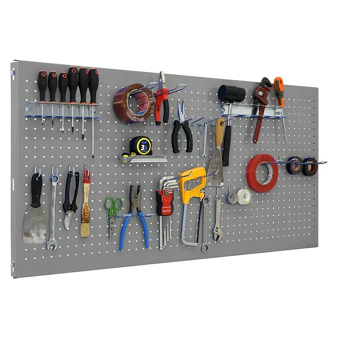 Simonrack Panelclick Panel perforado con 22 ganchos - L x An: 90 x 40 cm, Gris - Tablero perforado con diversas herramientas como destornilladores, alicates, martillo y cinta adhesiva colgadas ordenadamente.