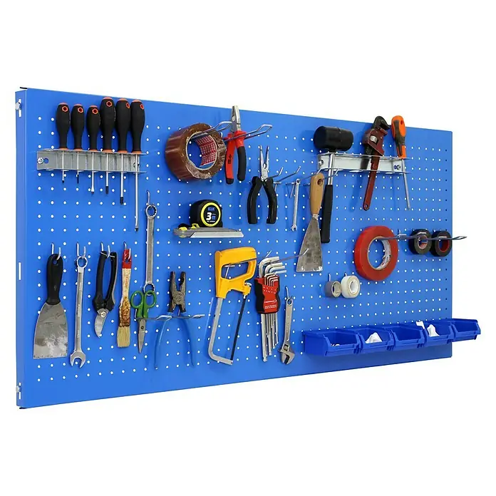 Simonrack Panelclick Panel perforado con 22 ganchos y 8 accesorios - L x An: 120 x 60 cm, Azul - Panel perforado con varias herramientas organizadas, incluidos destornilladores, alicates y cinta adhesiva. Las herramientas están dispuestas en el panel azul.