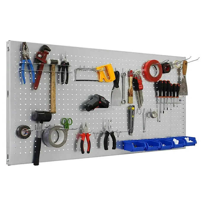 Simonrack Panelclick Panel perforado con 22 ganchos y 8 accesorios - L x An: 150 x 60 cm, Galvanizado - Panel perforado bien organizado que muestra varias herramientas como alicates, llaves, martillos y más. Mantenga su taller ordenado fácilmente.