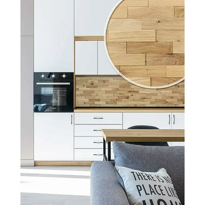 Wodewa Holzriemchen 200 Eiche rustikal - 100 Stk., L x B: 200 x 50 mm, 2 mm - 6 mm, Max. Anwendungsfläche: 1 m², Strukturiert unbehandelt - Küchenansicht mit Fokus auf stilvolle Holzelemente. Die Anordnung der Holzpaneele verleiht dem Raum Wärme und eine besondere Note.
