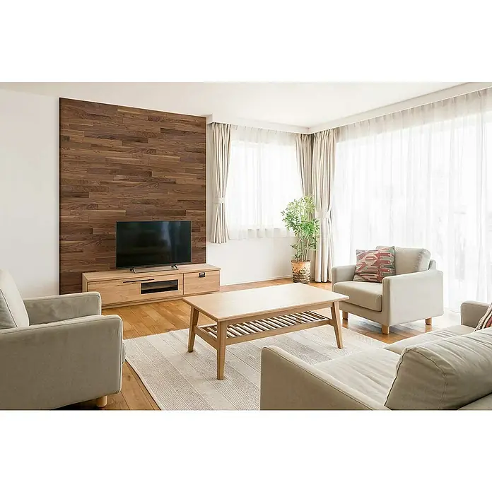 Wodewa Holzriemchen 1000 Nussbaum - 1.000 x 100 mm, Stärke: 3 mm - 6 mm, 10 Stk., 1 m², Selbsklebend - Wohnzimmer mit TV-Wand aus Holzpaneelen und hellen Möbeln. Der Raum wirkt einladend und modern mit einem natürlichen Touch durch das Holz.