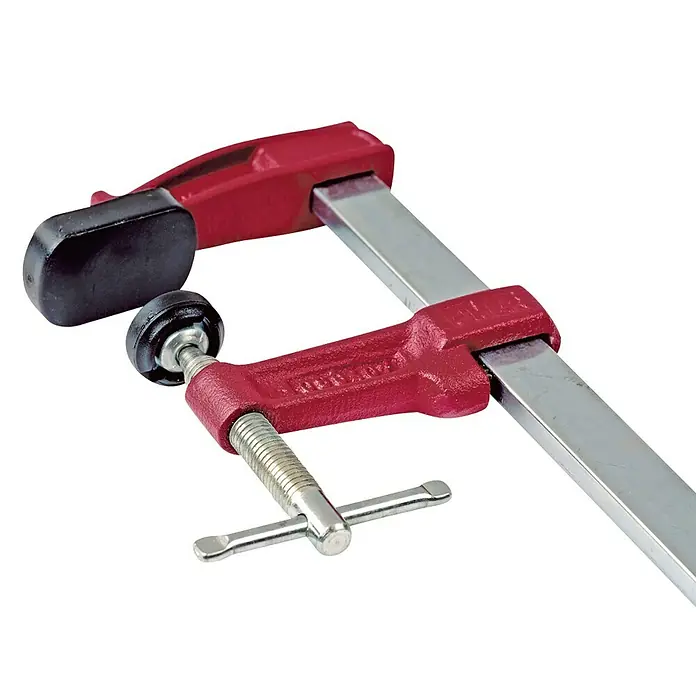 Piher Sargento M-12 - Anchura de sujeción: 120 mm, Fuerza de tensión: 4.000 N, Apertura máxima: 70 mm - Primer plano de un tornillo de barra rojo con barra plateada y mango negro, una herramienta esencial para proyectos de carpintería y montaje.