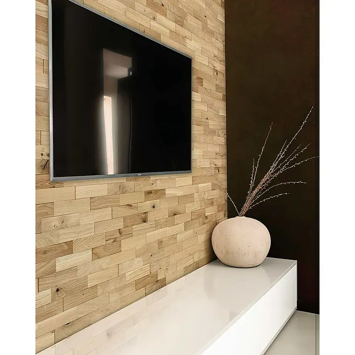Wodewa Holzriemchen 200 Eiche rustikal - 100 Stk., L x B: 200 x 50 mm, 2 mm - 6 mm, Max. Anwendungsfläche: 1 m², Strukturiert unbehandelt - Modernes Wohnzimmer mit einem grossen Fernseher an einer Holzwand und einer minimalistischen weissen Kommode mit einer runden Vase.