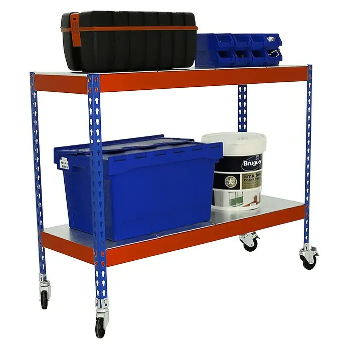 Simonrack Simonforte Estantería metálica Mobile Metal - Al x An x Pr: 97,5 x 150 x 45 cm, Número de baldas: 2 ud., Inserción, Azul/Naranja, Capacidad de carga por balda: 75 kg - Dos niveles de estantería con varios contenedores y herramientas colocados sobre un carro de estanterías azul y naranja con ruedas.