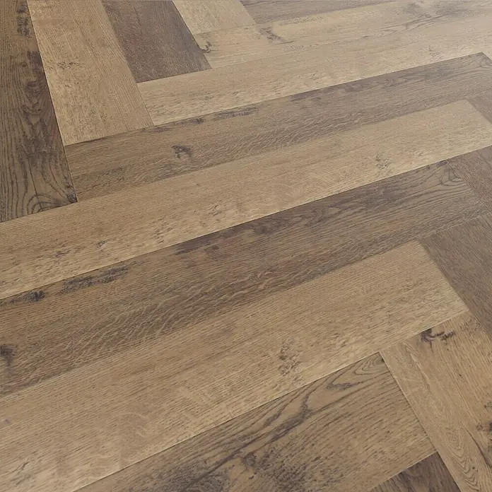 Vinylboden Isocore Inside - Alsace, Fischgrät, 720 x 120 x 8 mm - Nahaufnahme von Fischgrätenparkett aus braunem Holz, das die Textur und das Muster des Holzbodens hervorhebt.