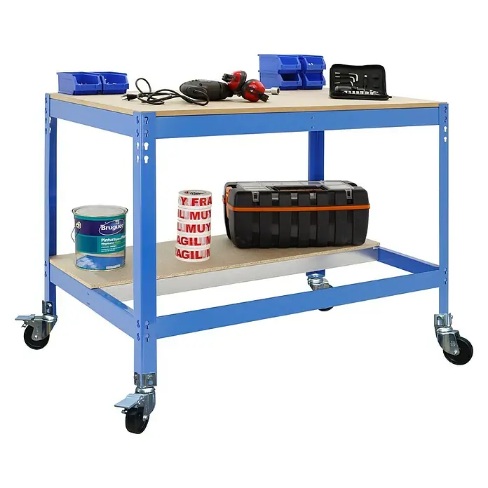 Simonrack Simonwork Werkbank MOBILE BT0 - L x B: 76 x 151 cm, Arbeitshöhe: 91,7 cm, Belastbarkeit: 120 kg, Blau - Werkbank mit blauen Regalen, einer hölzernen Arbeitsfläche und Werkzeugen. Praktische Werkstatteinrichtung für Heimwerker und Profis.