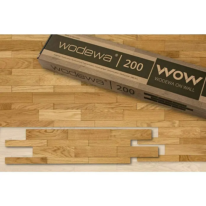 Wodewa Wandpaneel Design Eiche - Eiche, 700 x 160 x 2 mm, 0,09 m² - Das Bild zeigt eine Packung Wodewa Wandpaneele aus Holz vor einer Wand, die mit den gleichen Paneelen verkleidet ist.