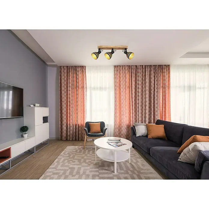 Globo Deckenstrahler LENNA - 40 W, L x B x H: 54 x 12,5 x 25 cm, E27, 3 Stk. - Wohnzimmer mit moderner Deckenleuchte mit drei Strahlern auf einer Holzleiste, die ein warmes Licht in den Raum wirft.