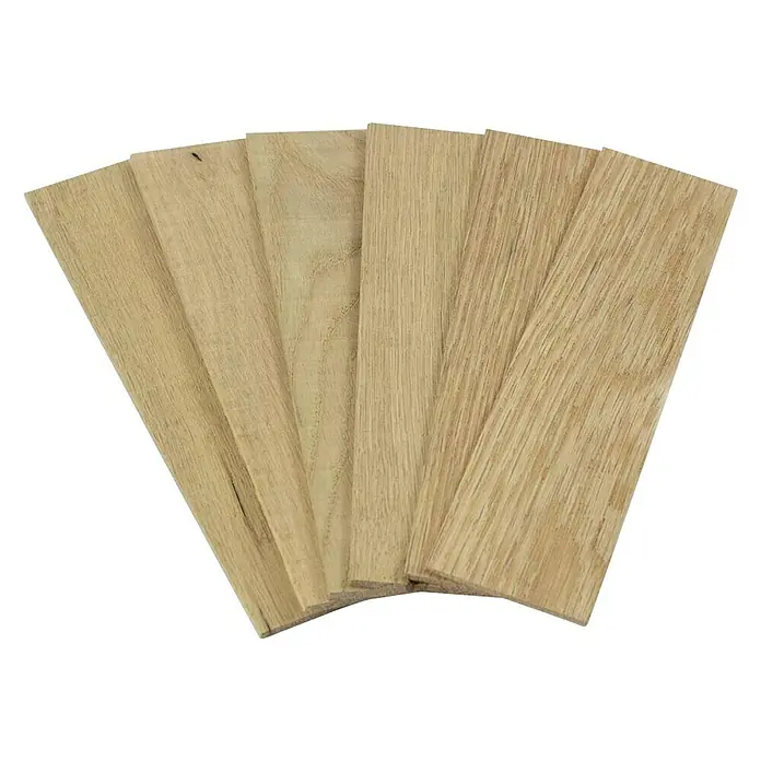 Wodewa Echtholzriemchenmuster 200 Eiche Natur - 200 x 50 x 2 mm, Unbehandelt, 6 Stk. - Nahaufnahme von sechs hellen Holzfurnierstücken, die fächerförmig auf einem schwarzen Hintergrund angeordnet sind und die Maserung betonen.