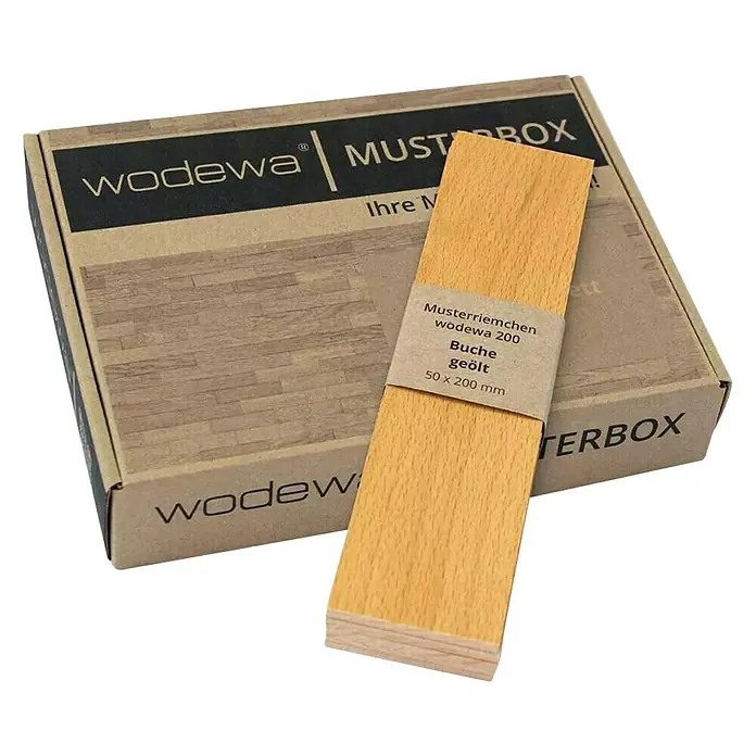 Wodewa Echtholzriemchenmuster 200 Buche - 200 x 50 x 2 mm, 6 Stk. - Das Bild zeigt eine "Wodewa Musterbox" mit Holzmusterriemchen aus Buche, geölt, mit den Maßen 50 x 200 mm, präsentiert auf einer Verpackung.