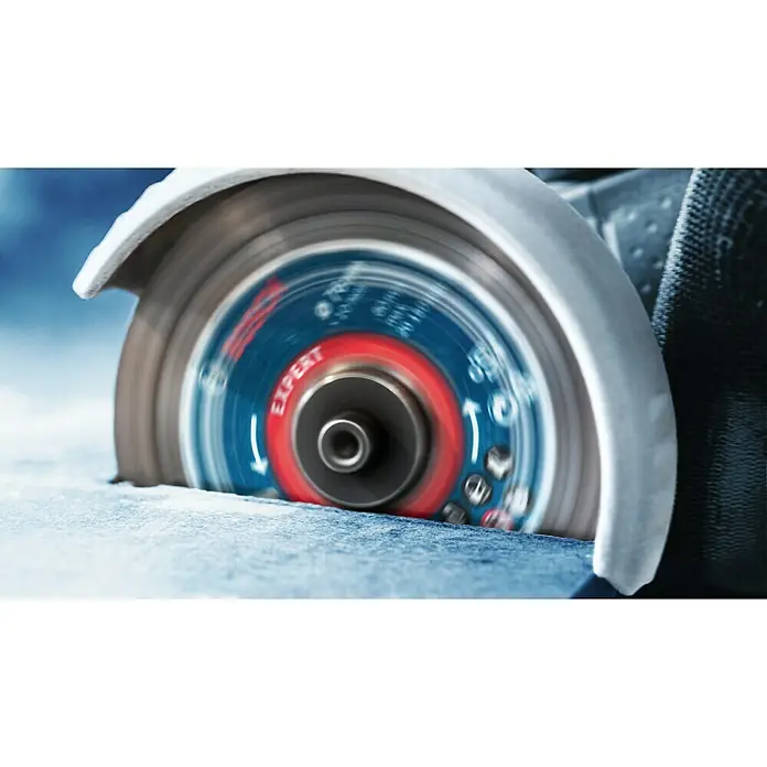 Bosch Expert Diamant-Trennscheibe Hard Ceramic - Geeignet für: Fliesen, Durchmesser Scheibe: 76 mm, 1 Stk. - Nahaufnahme einer rotierenden Bosch Expert Trennscheibe beim Schneiden eines Materials. Die Scheibe ist blau, rot und grau mit dem Schriftzug "Expert".