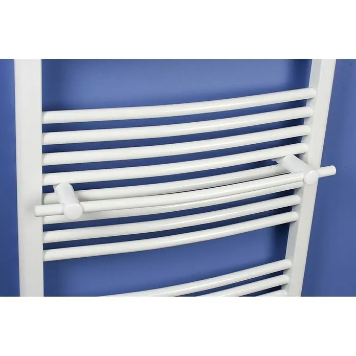 Ximax Heizkörper-Handtuchhalter - Breite: 57 cm, Weiß, Rund, Passend für: Ximax Badheizkörper Tip/Tec/Lux - Detailaufnahme eines weißen Handtuchwärmers mit gebogenen Heizstäben und Handtuchhaltern vor blauem Hintergrund.