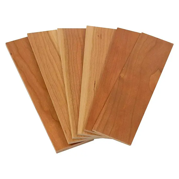 Wodewa Echtholzriemchenmuster 200 Kirsche - 200 x 50 x 2 mm, 6 Stk. - Die Kirschholzfurnierblätter sind in einer Reihe von Farbtönen abgebildet, die die natürliche Schönheit und Maserung des Holzes zeigen.