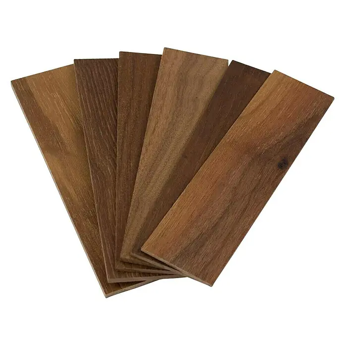 Wodewa Echtholzriemchenmuster 200 Nussbaum - 200 x 50 x 2 mm, 6 Stk., Strukturiert UV-geölt - Nahaufnahme von Holzplanken verschiedener Brauntöne, die Textur und Farbvielfalt des Materials hervorheben.