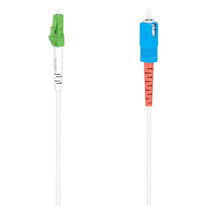 Hama Glasfaser-Netzwerkkabel - 9 m, Weiß, LC/APC-Stecker, SC/UPC-Stecker, Bis zu 10 Gbit/s - Zwei weiße Glasfaser-Patchkabel. Eines mit grünem LC-Stecker, das andere mit blauem SC-Stecker und roter Zugentlastung.