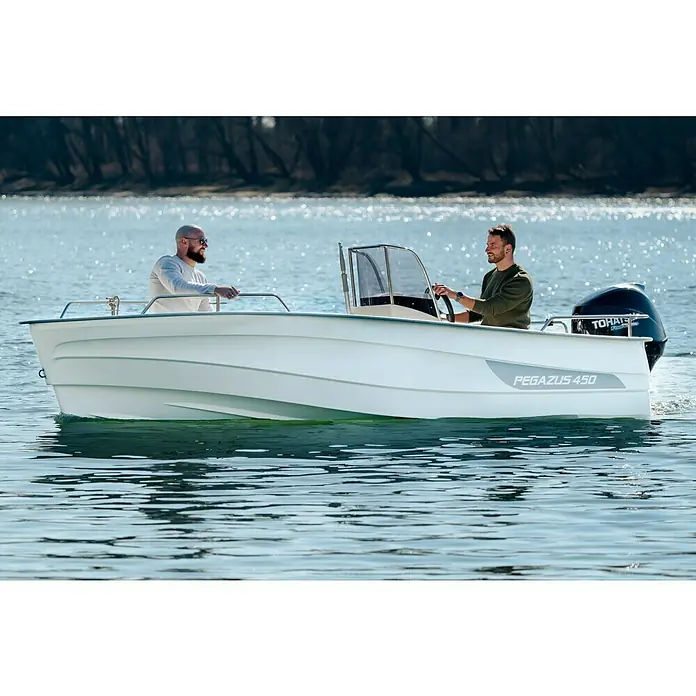 PEGAZUS GFK-Boot 450 Ready to Go 1511 kW, Geeignet für: Max. 5 Personen, CE-Klasse C - Zwei Männer in einem weißen Pegazus 450 Boot auf dem Wasser, der Motor ist von Tohatsu. Ideal für entspannte Ausflüge auf dem See.
