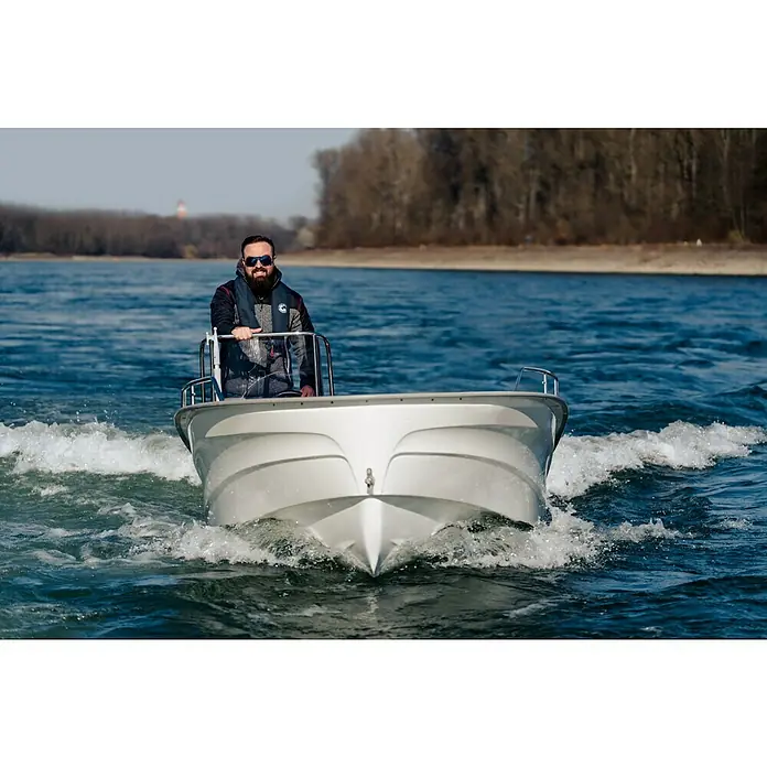 PEGAZUS GFK-Boot 450 Ready to Go 1511 kW, Geeignet für: Max. 5 Personen, CE-Klasse C - Ein Mann fährt ein kleines Motorboot auf einem blauen Gewässer. Das Boot ist weiß und erzeugt Wellen.
