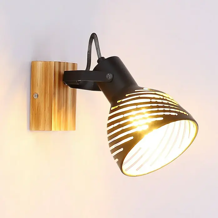 Globo Deckenstrahler LENNA - 40 W, E27, 1 Stk. - Wandleuchte mit Holzsockel und verstellbarem schwarzem Lampenkopf mit dekorativen Schlitzen, die ein warmes Licht erzeugen.
