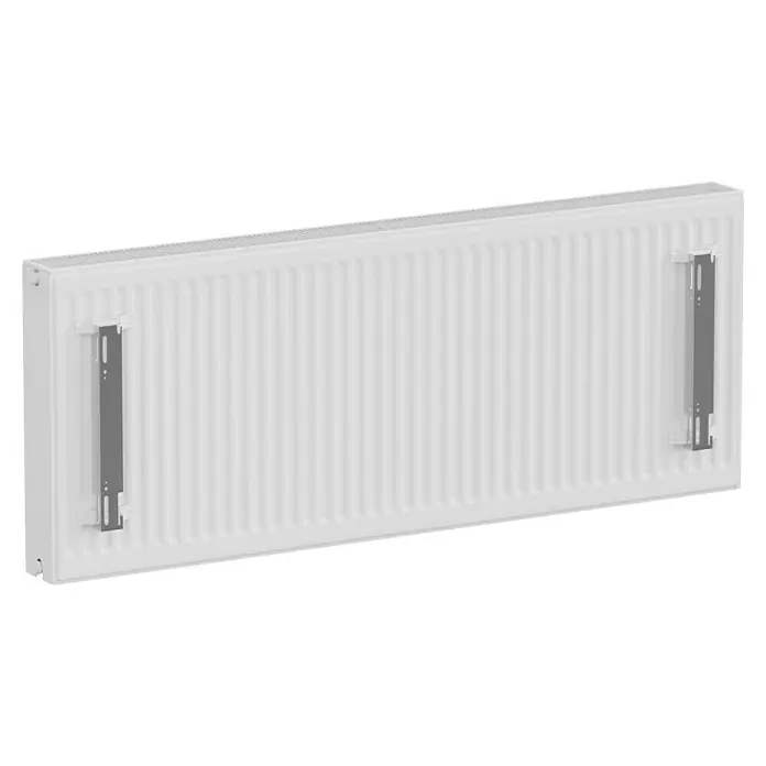 E.C.A. Planheizkörper - B x H: 1.400 x 550 mm, 2.183 W, 22 - Nahaufnahme eines weißen Heizkörpers mit Rippen und grauen Halterungen, der an einer Wand befestigt ist.
