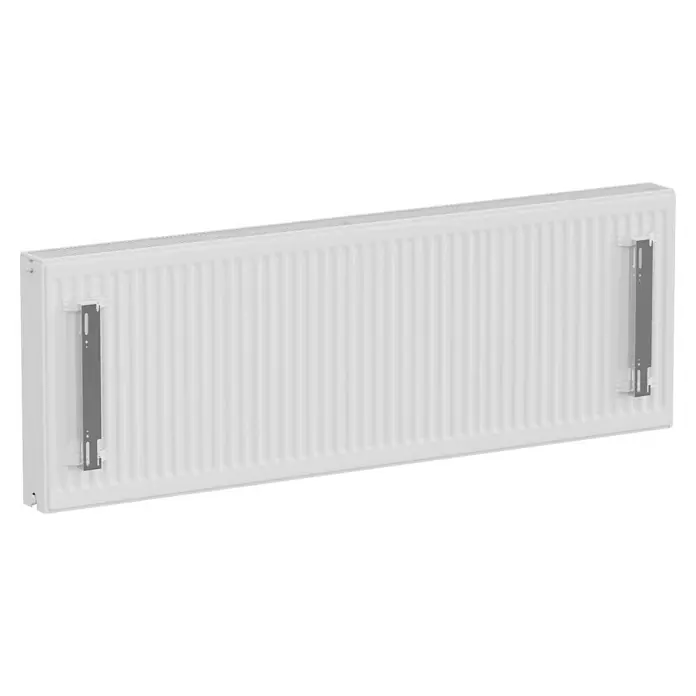 E.C.A. Planheizkörper - B x H: 1.600 x 550 mm, 2.494 W, 22 - Ein weißer Heizkörper mit vertikalen Lamellen und zwei grauen Halterungen. Das Heizelement ist für eine effiziente Wärmeverteilung ausgelegt.