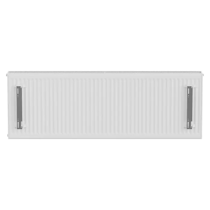 E.C.A. Planheizkörper - B x H: 1.600 x 550 mm, 2.494 W, 22 - Nahaufnahme eines weißen Heizkörpers mit Lamellen und grauen Halterungen für die Wandmontage. Das Heizgerät ist modern und funktional.