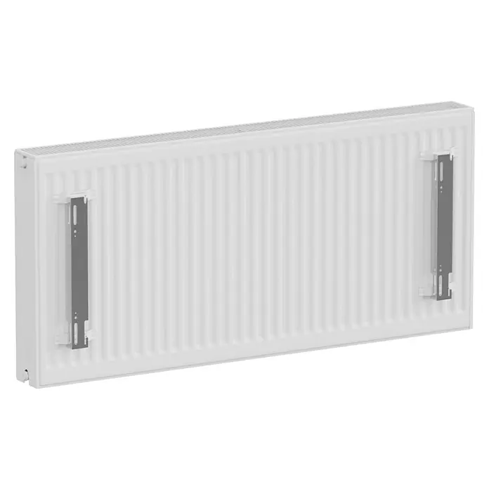 E.C.A. Planheizkörper - B x H: 1.200 x 550 mm, 1.871 W, 22 - Nahaufnahme eines Heizkörpers mit Rippenstruktur und grauen Halterungen an einer weißen Wand.
