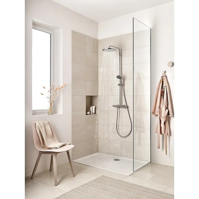 Grohe Vitalio Start Duschsystem 250 - Mit Thermostatarmatur, Lochabstand: 101,6 cm, Anzahl Strahlarten: 2 Stk., Chrom - Ein modernes Badezimmer mit einer begehbaren Dusche, die mit einem stilvollen Duschsystem ausgestattet ist, das Komfort und modernes Design vereint.