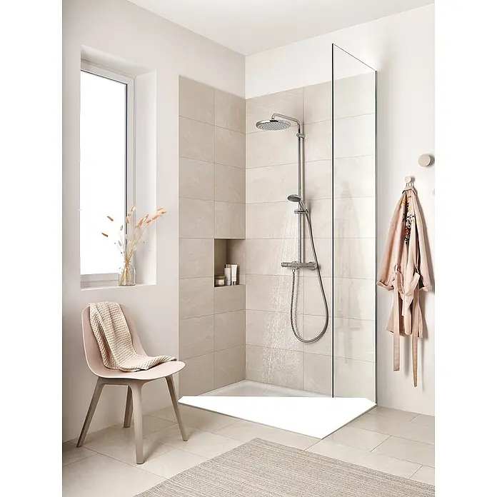 Grohe Vitalio Start Duschsystem 250 - Mit Thermostatarmatur, Lochabstand: 101,6 cm, Anzahl Strahlarten: 2 Stk., Chrom - Ein modernes Badezimmer mit einer ebenerdigen Dusche, ausgestattet mit einer stilvollen Duschgarnitur und einer eleganten Glaswand, die den Raum optisch erweitert.