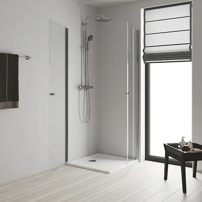 Grohe Vitalio Start Duschsystem 250 - Mit Thermostatarmatur, Lochabstand: 101,6 cm, Anzahl Strahlarten: 2 Stk., Chrom - Bild einer modernen Duschkabine mit Glaswänden, Armaturen und einem weißen Duschbecken in einem hellen Badezimmer.