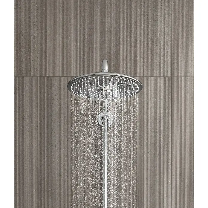Grohe Vitalio Joy Duschsystem 260 - Mit Thermostatarmatur, Lochabstand: 100,5 cm, Anzahl Strahlarten: 3 Stk., Chrom - Nahtlose Dusche: Verchromter Duschkopf mit sanftem Wasserstrahl vor elegantem Hintergrund.
