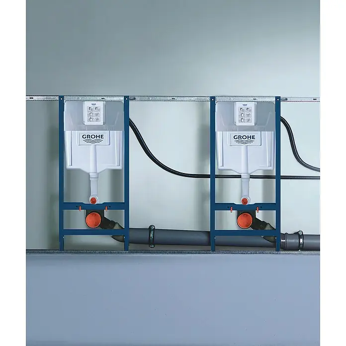 Grohe WC-Vorwandelement Solido - 2-Mengen-Spülung, 13 x 50 x 113,5 cm - Zwei Grohe Unterputz-Spülkästen mit blauen Rahmen und grauem Abflussrohr vor einer grauen Wand. Sanitärtechnik für Badezimmer.