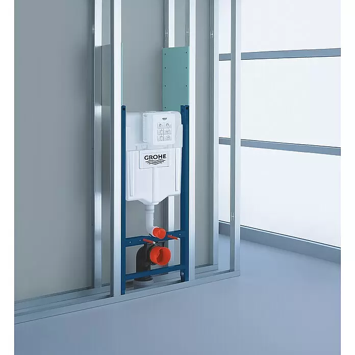 Grohe WC-Vorwandelement Solido - 2-Mengen-Spülung, 13 x 50 x 113,5 cm - Grohe Unterputz-WC-Spülkasten in blauem Metallrahmen mit weißem Tank und orangen Rohrverbindern, bereit für die Trockenbauinstallation.