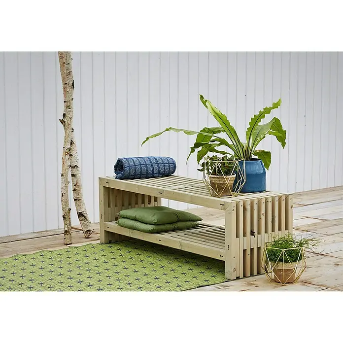 Plus Gartenbank RustikB x T x H: 138 x 49 x 45 cm, Nadelholz, Natur, inkl. Unterfach - Eine rustikale Holzbank mit zwei Ablagen, dekoriert mit Pflanzen, einer Decke und Kissen, die einen charmanten Akzent im Außenbereich setzt.