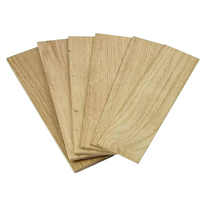 Wodewa Echtholzriemchenmuster 200 Eiche Natur - 200 x 50 x 2 mm, Strukturiert unbehandelt, 6 Stk. - Nahaufnahme von fünf hellbraunen Holzfurnieren, die fächerförmig auf einem schwarzen Hintergrund angeordnet sind.