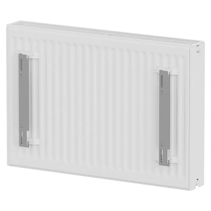 E.C.A. Planheizkörper - B x H: 800 x 550 mm, 1.247 W, 22 - Nahaufnahme eines weißen Heizkörpers mit grauen Halterungen an einer schwarzen Wand, die sein schlichtes Design und seine Funktionalität hervorhebt.