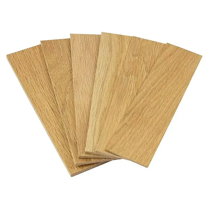 Wodewa Echtholzriemchenmuster 200 Eiche Natur - 200 x 50 x 2 mm, Strukturiert UV-geölt, 6 Stk. - Nahaufnahme von fünf Holzstäben mit Maserung, ideal für Bastelprojekte und Holzarbeiten, die Wärme und Natürlichkeit suchen.