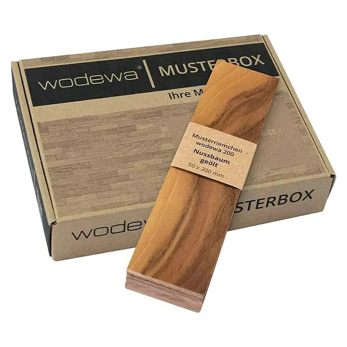 Wodewa Echtholzriemchenmuster 200 Nussbaum - 200 x 50 x 2 mm, 6 Stk., UV-geölt - Nahaufnahme der Wodewa Musterbox mit Nussbaum geölt Holzriemchen, ideal zur Gestaltung individueller Wandverkleidungen und Möbeloberflächen.