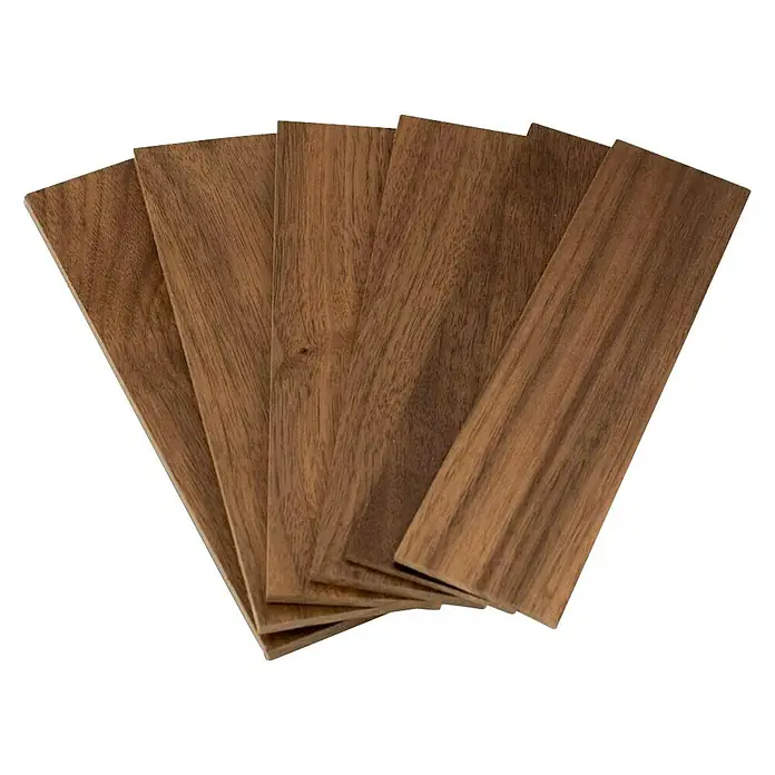 Wodewa Echtholzriemchenmuster 200 Nussbaum - 200 x 50 x 2 mm, 6 Stk., UV-geölt - Fünf Holzfurnierblätter in einer Fächerform aufgereiht, die die natürliche Maserung und Farbe des Holzes hervorheben.