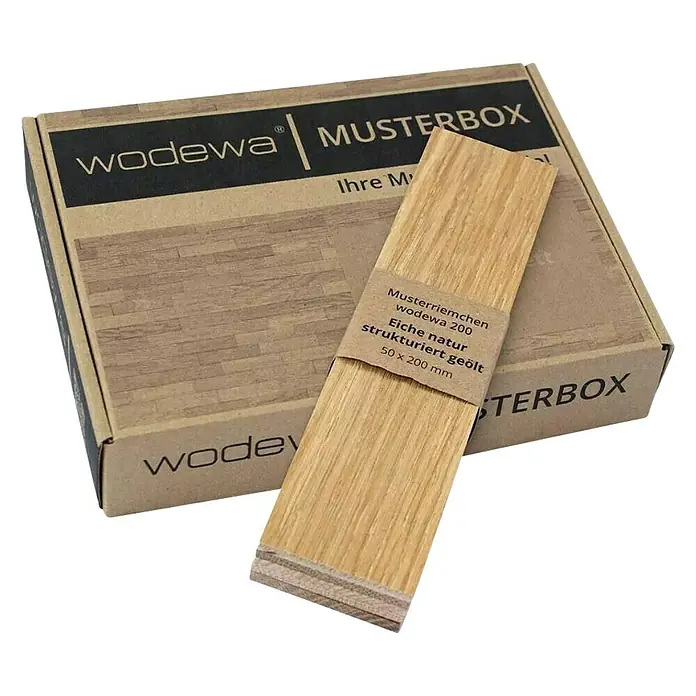Wodewa Echtholzriemchenmuster 200 Eiche Natur - 200 x 50 x 2 mm, Strukturiert UV-geölt, 6 Stk. - Musterbox von wodewa mit Holzmusterriemchen aus Eiche Natur, strukturiert und geölt, zur Präsentation von Holzprodukten.
