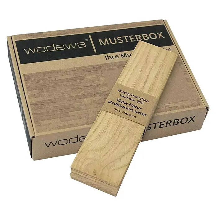 Wodewa Echtholzriemchenmuster 200 Eiche Natur - 200 x 50 x 2 mm, Strukturiert unbehandelt, 6 Stk. - Nahaufnahme einer Wodewa Musterbox mit Holzmustern.