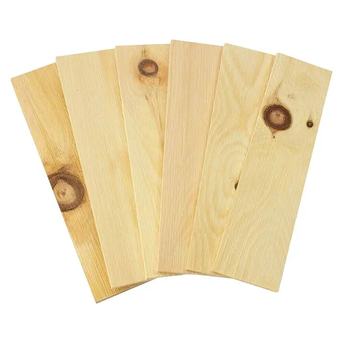 Wodewa Echtholzriemchenmuster 200 Zirbe - 200 x 50 x 2 mm, 6 Stk. - Sechs unbehandelte Kiefernholzbretter mit Astknoten, ideal für DIY-Projekte und Heimwerkerarbeiten.