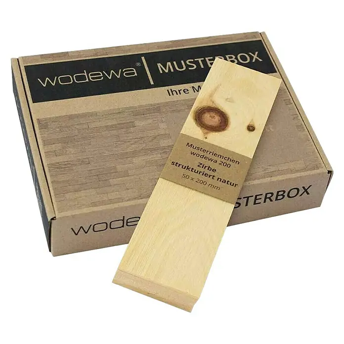 Wodewa Echtholzriemchenmuster 200 Zirbe - 200 x 50 x 2 mm, 6 Stk. - Eine Musterbox von Wodewa mit Holzmuster "Zirbe strukturiert natur" in der Größe 50x200 mm.