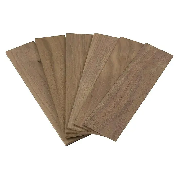 Wodewa Echtholzriemchenmuster 200 Nussbaum - 200 x 50 x 2 mm, 6 Stk., Unbehandelt - Einige Holzfurniere sind fächerförmig angeordnet. Die Furniere haben eine schöne Holzmaserung. Sie sind glatt und sauber.
