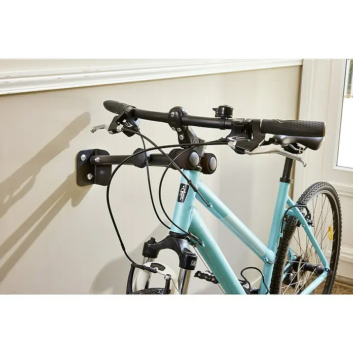 Mottez Fahrrad-Wandhaken - Stahl, Schwarz - Wandmontierter Fahrradträger für ein Fahrrad mit hellblauem Rahmen, der Platz spart und das Fahrrad sicher aufbewahrt.