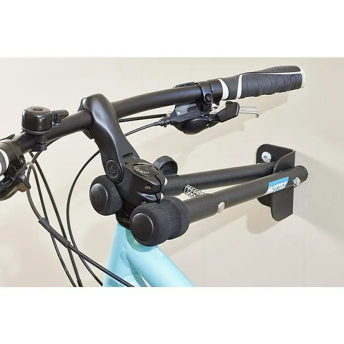 Mottez Fahrrad-Wandhaken - Stahl, Schwarz - Nahaufnahme eines Fahrradlenkers, der an einer Wandhalterung namens Hottez befestigt ist. Die Halterung ist schwarz und das Fahrrad ist hellblau.