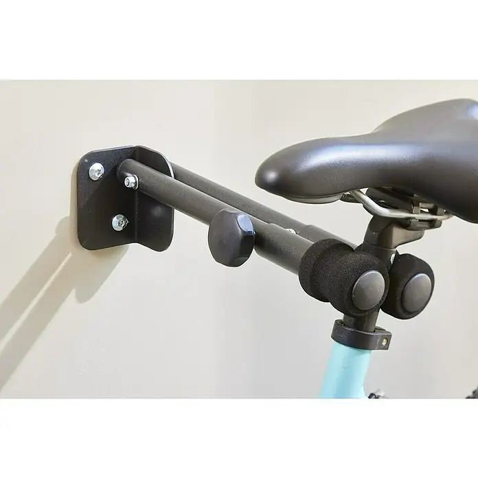 Mottez Fahrrad-Wandhaken - Stahl, Schwarz - Nahaufnahme einer schwarzen Fahrradwandhalterung mit einem Fahrradsattel darauf, die an einer Wand befestigt ist.